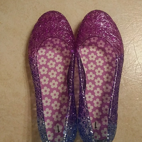 Flats - Picture 1 of 4